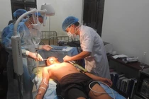 Bệnh xá đảo kịp thời cấp cứu ngư dân bị cá kìm đâm vào cổ