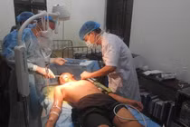 Bệnh xá đảo kịp thời cấp cứu ngư dân bị cá kìm đâm vào cổ