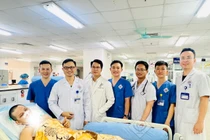 Cứu người đàn ông tự đâm mình thủng tim, gan