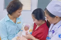 Chấp nhận 'bỏ 1 giữ 1', giữ thai hơn 8 tuần, cứu sống bé song sinh