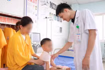 Đang chơi đùa bé 21 tháng tuổi nuốt đinh vít dài 2,5 cm