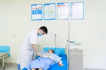 1 tuần sau ngã mới phát hiện cây xuyên thủng trực tràng