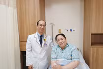 Cơn đau đầu kéo dài, sụp mí không ngờ đột quỵ tuyến yên