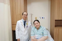 Cơn đau đầu kéo dài, sụp mí không ngờ đột quỵ tuyến yên