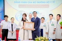 Tặng bằng khen êkíp thông tim bào thai cho sản phụ Singapore