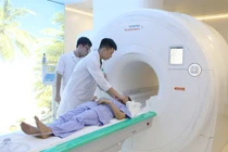 Đặt stent chuyển dòng trị phình mạch máu não, ngăn đột quỵ