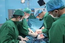 Kẹt giữa hai ghe, ngư dân bị lóc da đùi nguy kịch