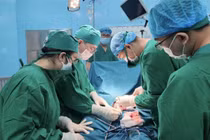 Kẹt giữa hai ghe, ngư dân bị lóc da đùi nguy kịch