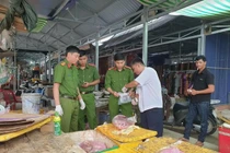 Lợn nhiễm bệnh vẫn được đóng dấu kiểm dịch, cơ quan chức năng nói gì?