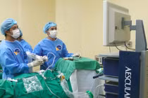 Lấy u hầu sọ hiếm gặp qua đường mũi phục hồi thị lực cho cô gái 19 tuổi