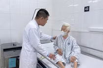 Cụ bà 105 tuổi nguy kịch vì sỏi ống mật chủ, viêm túi mật hoại tử