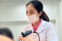 Dây buộc tóc cắm sâu vào ống tai bé gái 6 tuổi