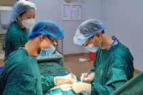 Sau sinh trẻ nôn dịch xanh do dị tật tắc tá tràng bẩm sinh