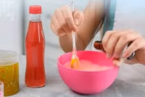 Nhầm nước hàn the làm slime là nước ngọt, bé 11 tuổi ngộ độc