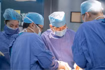 Đau bụng dai dẳng hơn 1 năm vì u mạc treo non 7 cm gây tắc ruột