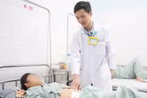 Phẫu thuật liên tiếp 2 ca thủng ruột, viêm phúc mạc do dị vật xương