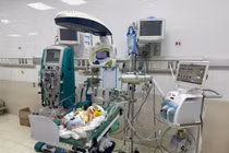 Lọc máu liên tục cứu trẻ sơ sinh sốc nhiễm khuẩn do thủng ruột, viêm phúc mạc