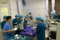 Hóc kẹo lạc, trẻ 17 tháng tuổi ngừng tim nguy kịch