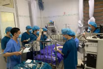 Trẻ 17 tháng tuổi suy hô hấp, ngừng tim do hóc kẹo lạc