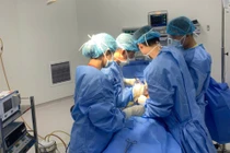 Mổ sỏi mật thành công trên người bệnh có trái tim bên phải