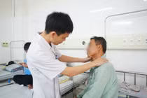 Đi khám sức khỏe phát hiện ung thư amidan