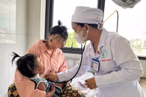 Lọc máu cứu bé 20 tháng tuổi bị tay chân miệng độ 4 nặng