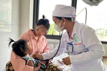 Lọc máu cứu bé 20 tháng tuổi bị tay chân miệng độ 4 nặng