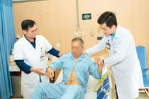 Chạy đua tử thần cứu người đàn ông vỡ phình động mạch chủ bụng mất 4 lít máu