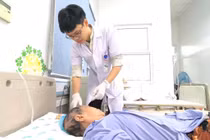 Zona biến chứng cụ bà hoại tử đầu, nhiễm khuẩn huyết 