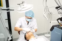 Cô gái 29 tuổi biến chứng nặng sau tẩy nốt ruồi ở cơ sở đông y