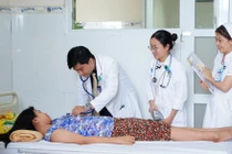 Đau bụng, sốt cao, bé gái 12 tuổi nguy kịch vì sốc sốt xuất huyết