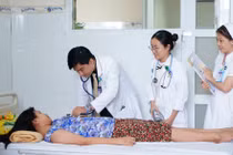 Đau bụng, sốt cao, bé gái 12 tuổi nguy kịch vì sốc sốt xuất huyết