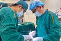 Bé trai vỡ tinh hoàn sau khi chơi đua xe ở khu du lịch