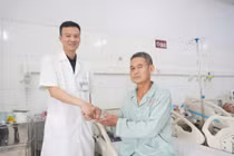 Ngã trên giường, người bệnh cao huyết áp đột quỵ 