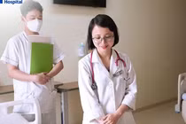 Bé gái nhiễm khuẩn tiết niệu biến chứng viêm màng não