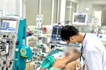 Ăn tiết canh, nam thanh niên tím toàn thân, sốc nhiễm trùng