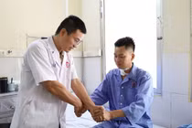 Thay nhân đĩa đệm giúp nam thanh niên thoát nguy cơ liệt tứ chi 