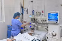 Trẻ 3 tuổi hôn mê, ngừng tim và hô hấp vì hóc quả nhãn