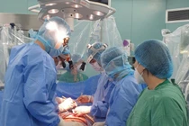 Trong 48 giờ phẫu thuật mạch máu cấp cứu cho 2 anh em ruột