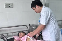 Chơi đùa ngày hè, trẻ 7 tuổi ngã tràn máu ổ bụng, dập thận