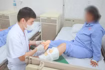 Bôi dầu cao vào vết mụn nhỏ, cụ bà 64 tuổi bị nhiễm trùng nặng