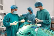 Cứu sống bệnh nhân bị xiên vịt nướng đâm xuyên cổ