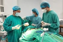 Cứu sống bệnh nhân bị xiên vịt nướng đâm xuyên cổ