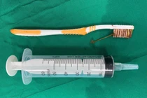 Nằm viện, thanh niên 33 tuổi nuốt cả bàn chải đánh răng vào bụng