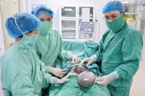 Lấy u buồng trứng to hơn cả thai nhi trong 1 lần mổ