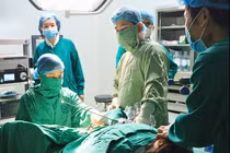 Nhét lông thú vào vùng kín, bé gái 5 tuổi chảy dịch âm đạo bất thường