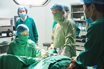 Nhét lông thú vào vùng kín, bé gái 5 tuổi chảy dịch âm đạo bất thường