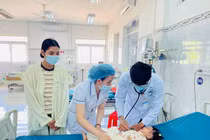 Gắp hạt hướng dương gây suy hô hấp cấp trong khí quản bé gái 8 tháng tuổi