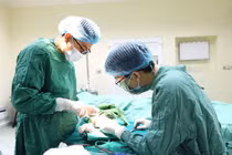 Người đàn ông bị cuốn tay vào máy xay thịt đứt rời ngón tay