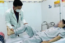 Nam giới trẻ đau khớp háng cẩn thận xương đùi hoại tử